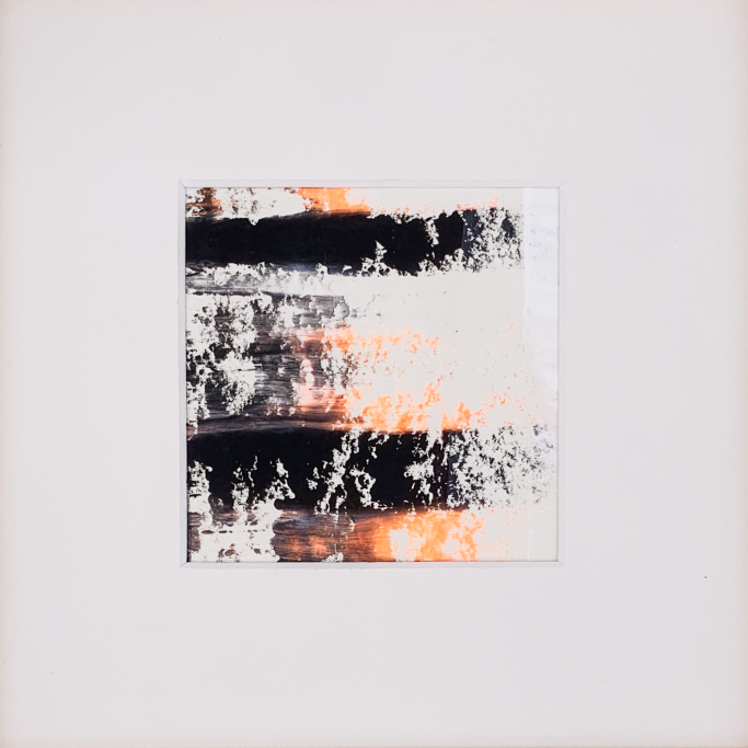Abstrakte Komposition in Schwarz, Weiß und Orange mit Textur und Farbspritzern.