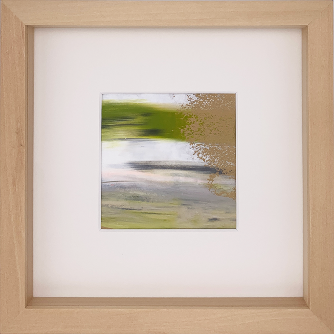 Abstraktes Kunstwerk mit sanften Grüntönen und strukturierten, neutralen Flächen.